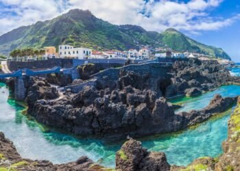 Uma ilha florida é quase um jardim flutuante e está chamando a atenção com uma beleza que lembra o paraíso do éden