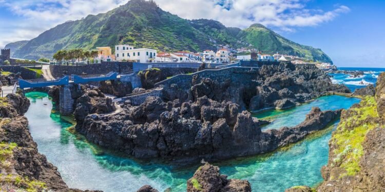 Uma ilha florida é quase um jardim flutuante e está chamando a atenção com uma beleza que lembra o paraíso do éden