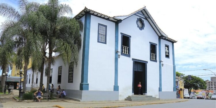 A cidade universitária apelidada da capital grega se destaca pela vida tranquila e encantadora