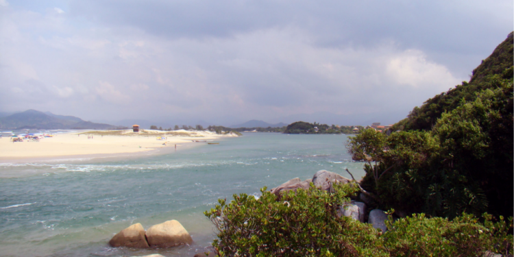 A cidade está localizada a cerca de 15 km do centro da capital catarinense - Créditos: Divulgação / Wikimedia Commons / Rodrigo Soldon