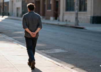 O que significa andar com as mãos para trás segundo a psicologia
