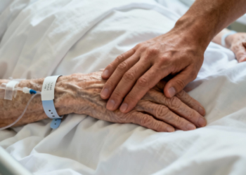 Os 10 maiores arrependimentos que todos sentem antes de partir