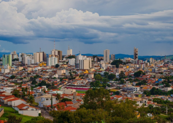 A cidade brasileira famosa por relatos de alienígenas e líder na exportação de café no Sul de Minas