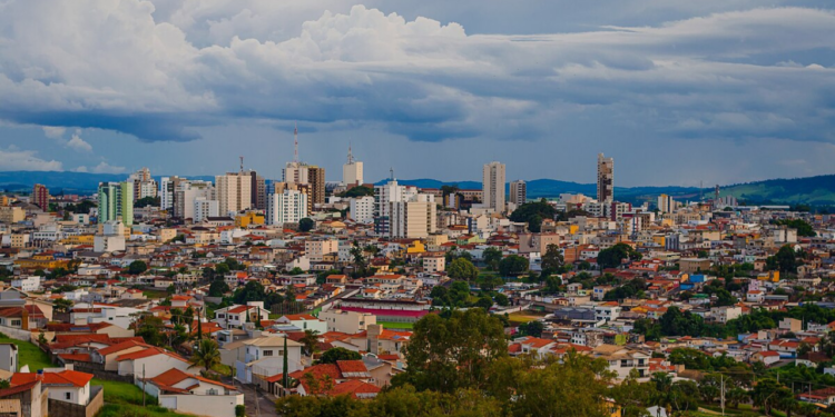 A cidade brasileira famosa por relatos de alienígenas e líder na exportação de café no Sul de Minas