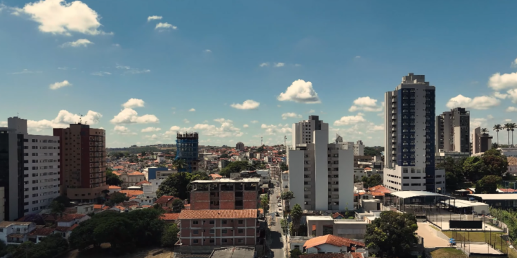 A cidade de Minas Gerais que atrai estudantes e famílias em busca de tranquilidade para prosperar