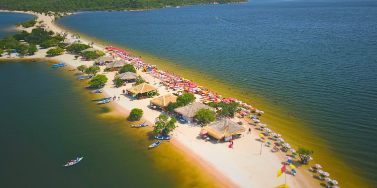 Vila apelidada de “Caribe da Amazônia” está conquistando o mundo com suas águas cristalinas