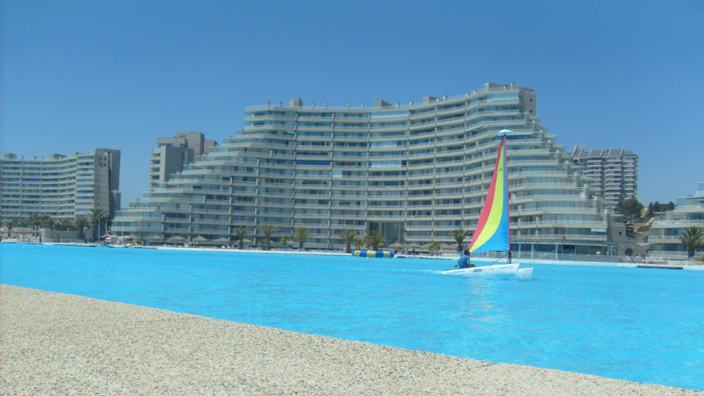 A maior piscina do mundo com a dimensão de 11 campos de futebol fica a 5 horas de São Paulo