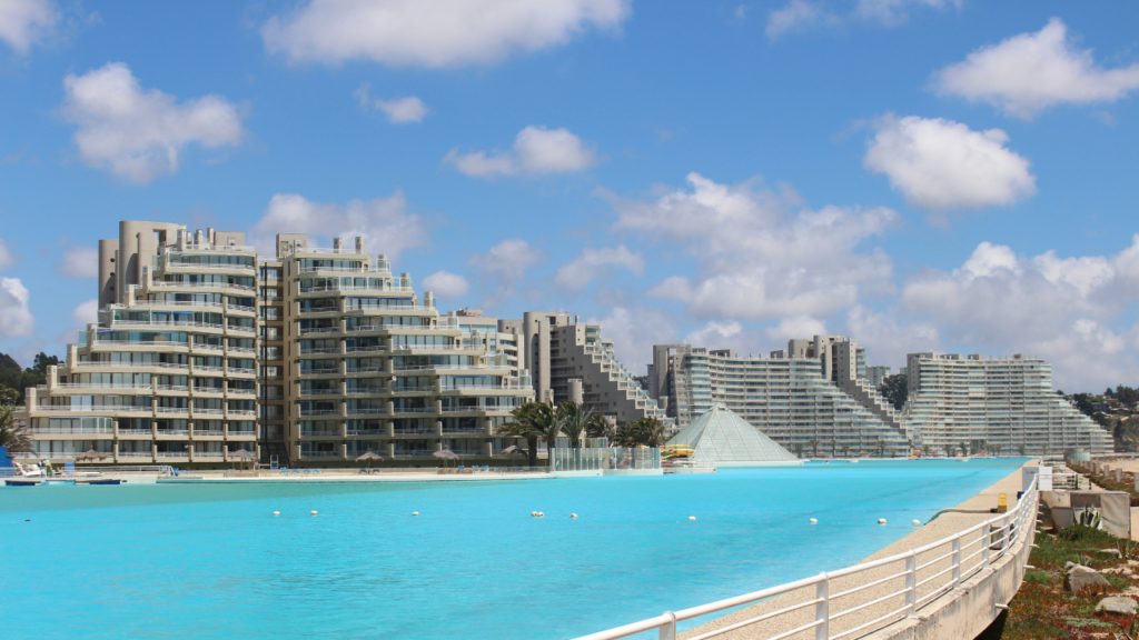 A maior piscina do mundo com a dimensão de 11 campos de futebol fica a 5 horas de São Paulo