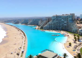 A maior piscina do mundo com a dimensão de 11 campos de futebol fica a 5 horas de São Paulo