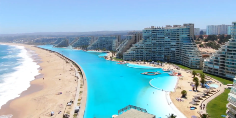 Segundo Guinness, a piscina de San Alfonso del Mar é a maior do mundo, com 1.013 metros de extensão. // Créditos: YouTube @ChileThailandtravel