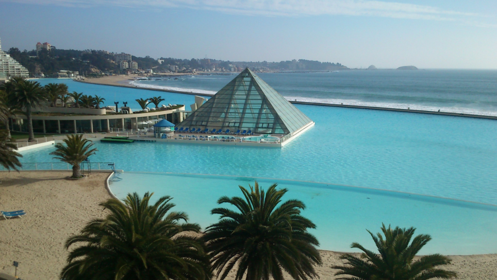 A maior piscina do mundo com a dimensão de 11 campos de futebol fica a 5 horas de São Paulo