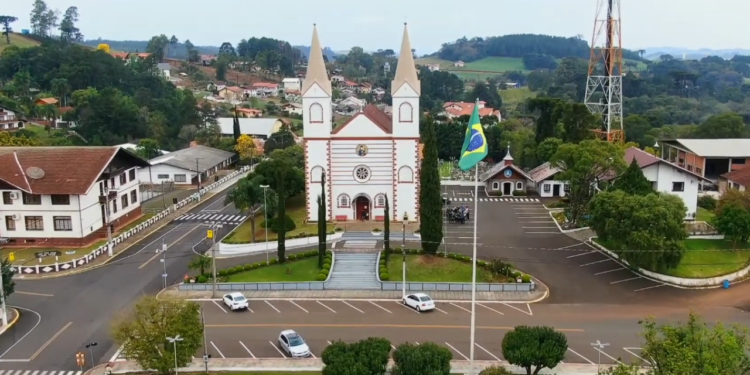 Encante-se com Treze Tílias, seus jardins coloridos, esculturas em madeira e clima acolhedor em Santa Catarina. // Créditos: YouTube @floripaonibus