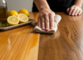 O truque para iluminar móveis de madeira com 2 ingredientes de cozinha