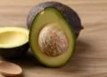 Faz mal comer abacate que ficou marrom ou precisa jogar fora?