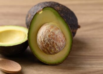 Faz mal comer abacate que ficou marrom ou precisa jogar fora?