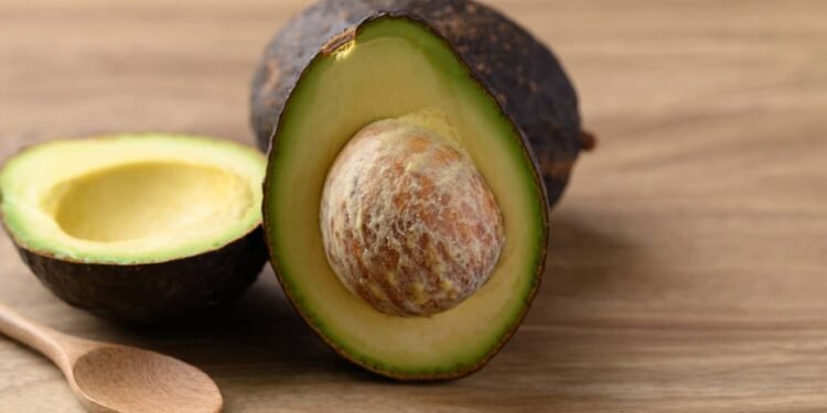 Faz mal comer abacate que ficou marrom ou precisa jogar fora?
