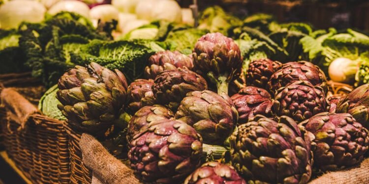 As alcachofras desenvolvem-se melhor em regiões de clima temperado, especialmente onde as temperaturas oscilam de 15°C a 25°C - Créditos: depositphotos.com / AnnaNepaBO