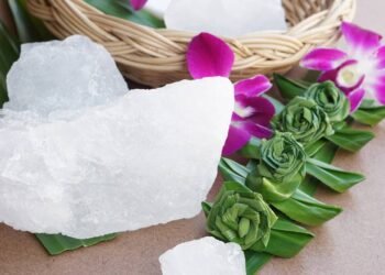 Conheça os usos e benefícios da pedra hume na pele