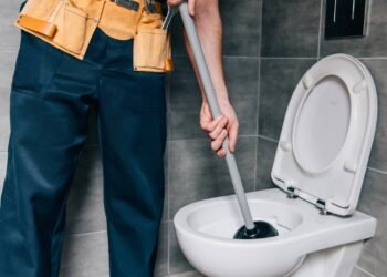 Essa é a frequência correta para limpar o banheiro