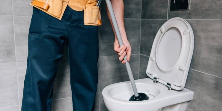 Essa é a frequência correta para limpar o banheiro