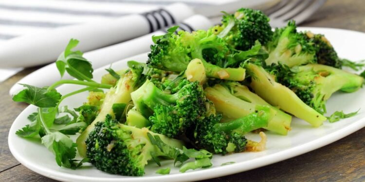 O brócolis contém altos níveis de sulforafano, um composto organossulfurado que atua na neutralização de radicais livres - Créditos: depositphotos.com / Dream79