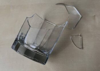 O que significa quando alguém deixa o copo quebrar em casa?