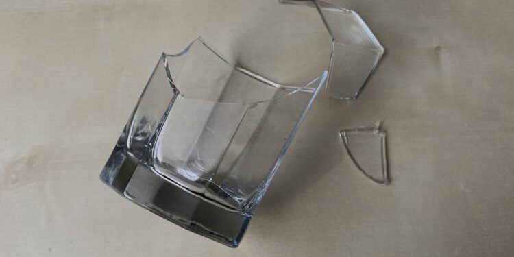 O que significa quando alguém deixa o copo quebrar em casa?