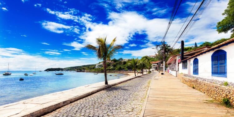 O paraíso brasileiro tropical comparado a uma bela cidade francesa que está conquistando o mundo