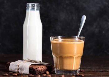 É verdade que faz mal beber café com leite todos os dias?