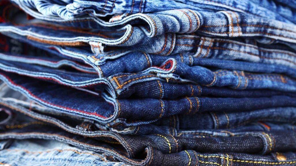 Poucos sabem por que as costuras dos jeans são laranja