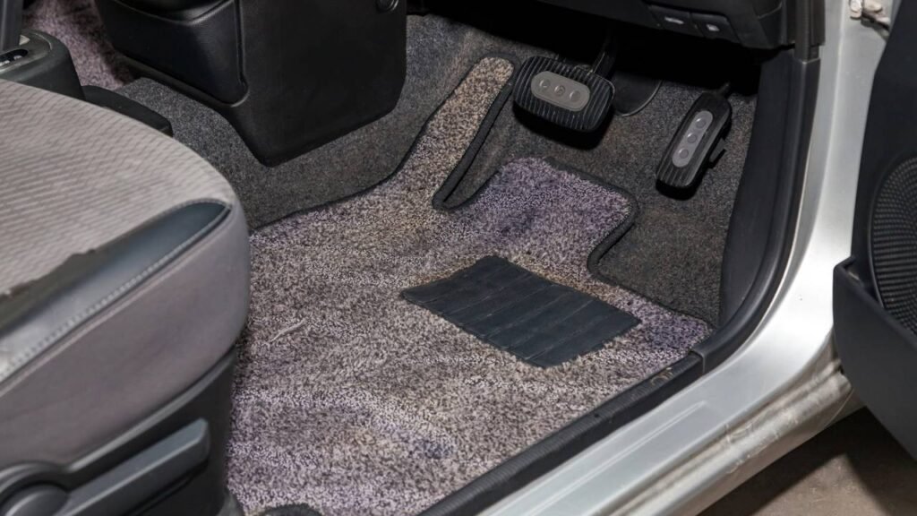 Poucos sabem para que serve despejar vinagre nos tapetes do carro