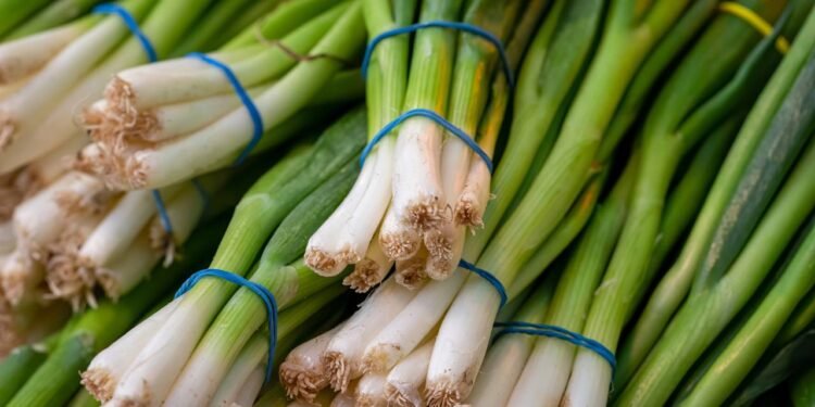 Cultivar cebolinha em casa traz economia, praticidade e incentiva uma alimentação mais saudável - Créditos: depositphotos.com / MagicBones