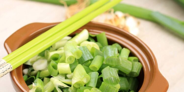 Os compostos sulfurados da cebolinha, como a alicina, ajudam a reduzir o colesterol LDL e a melhorar a circulação sanguínea - Créditos: depositphotos.com / Ikarahma
