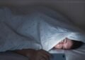 O que significa dormir com o celular ao lado da cama, segundo a especialista?