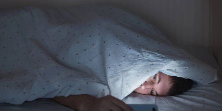 O fácil acesso ao telefone móvel durante a noite mantém nosso cérebro em estado de alerta - Créditos: depositphotos.com / mamin_den