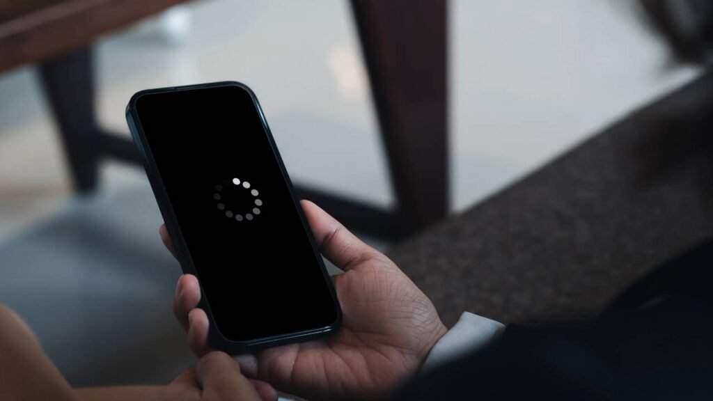 Poucos sabem por que é aconselhável carregar seu celular no modo avião e para que serve
