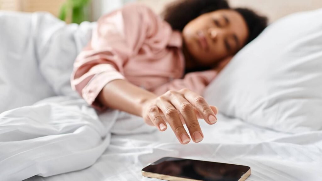 O hábito de acordar e mexer no celular imediatamente pode causar este impacto emocional