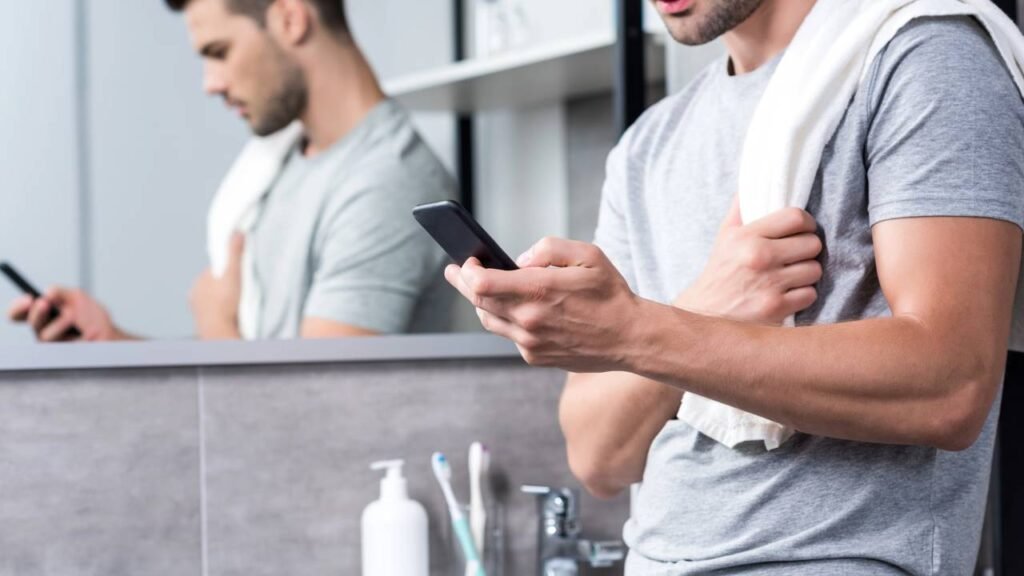 Usar o celular no banheiro tem um risco 'escondido', revela novo estudo