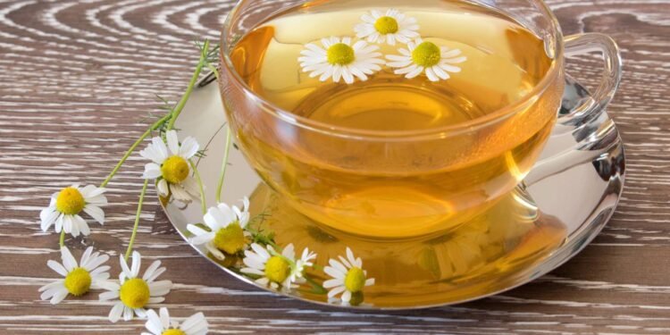 Uma xícara de chá de camomila traz tranquilidade, alivia a ansiedade e renova a energia do corpo. // Créditos: depositphotos.com / saphira