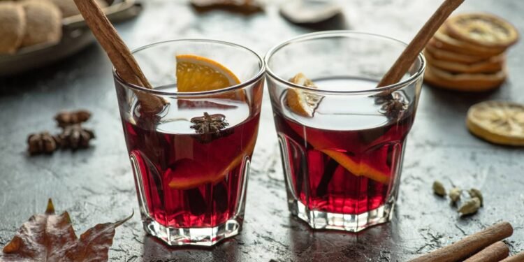 O chá de canela é amplamente estudado por sua capacidade de auxiliar no controle da glicemia e na sensibilidade à insulina - Créditos: depositphotos.com / VadimVasenin