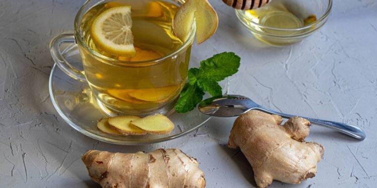 O chá de gengibre com mel apresenta qualidades terapêuticas reconhecidas - Créditos: depositphotos.com / klimatis019.gmail.com