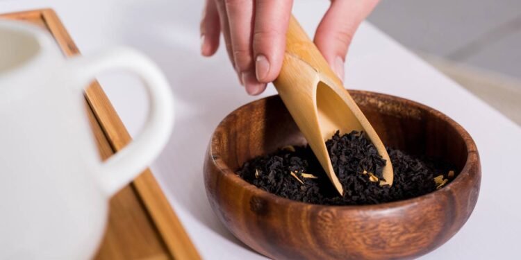 O recomendado é não ultrapassar três xícaras de chá preto por dia para evitar efeitos indesejados da cafeína - Créditos: depositphotos.com / EdZbarzhyvetsky / Créditos: depositphotos.com / EdZbarzhyvetsky