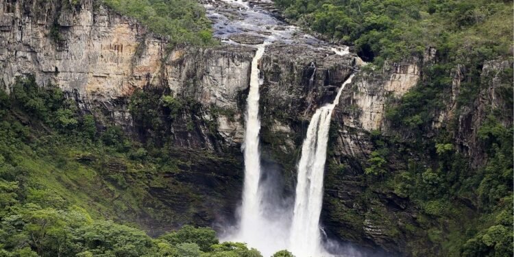 Esse paraíso místico brasileiro está encantando pessoas do mundo inteiro com energia pura e águas cristalinas
