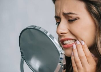 Sonhar com dentes caindo indica mudanças e emoções escondidas