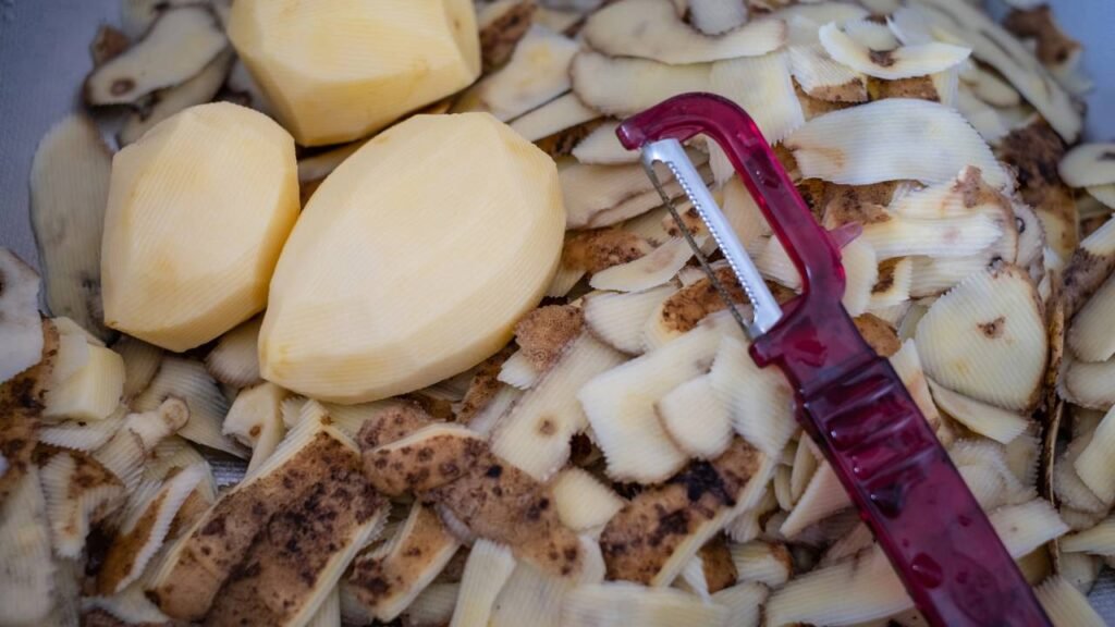 O truque sem esforço que facilita para descascar batatas diariamente
