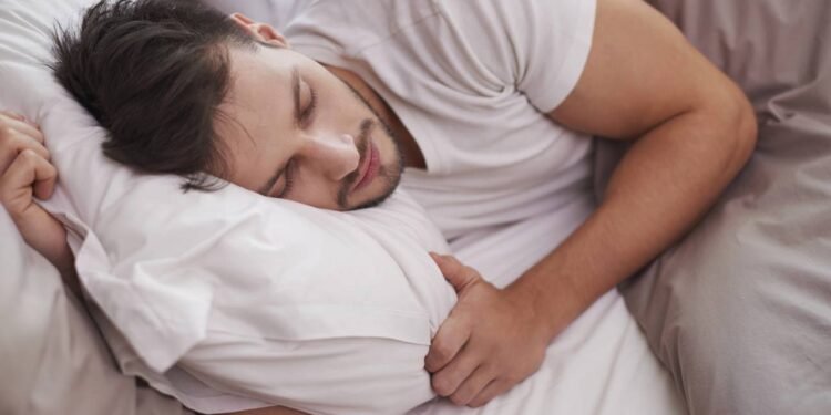 Evitar telas de dispositivos eletrônicos ao menos uma hora antes de dormir - Créditos: depositphotos.com / gpointstudio