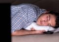 O que significa dormir com a televisão ligada e como isso pode afetar