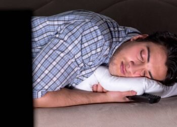 O que significa dormir com a televisão ligada e como isso pode afetar