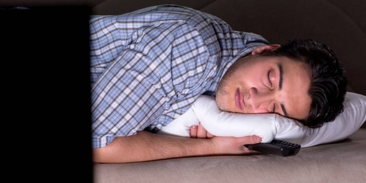 O que significa dormir com a televisão ligada e como isso pode afetar