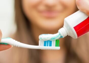 O erro comum que faz muita gente escovar os dentes errado sem perceber